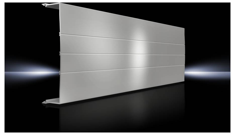 Metallische Leiste in Silberoptik vor schwarzem Hintergrund. Sie ist horizontal ausgerichtet und zeigt eine glatte, reflektierende Oberfläche.