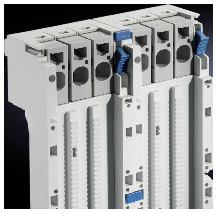 Ein weißer elektrotechnischer Schaltkasten mit mehreren Anschlüssen und blauen Hebeln, montiert auf einer Hutschiene.