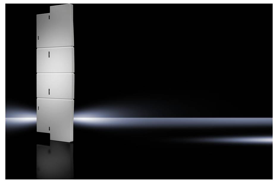 Eine vertikale Reihe von silbernen, schrankartigen Türen auf schwarzem Hintergrund, von einem Lichtschein von rechts angeleuchtet.