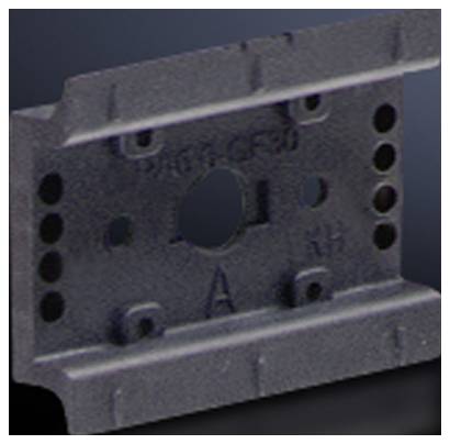 Ein robustes Metallstück mit mehreren Löchern und Vertiefungen; möglicherweise Teil einer größeren Konstruktion oder Maschine.