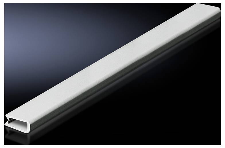 Silbernes Aluminiumprofil in U-Form auf schwarzem Hintergrund.