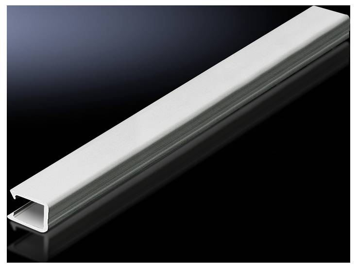 Ein weißes, längliches U-Profil aus Kunststoff liegt auf schwarzem Hintergrund. Geeignet für die Abdeckung und Führung von Kabeln.