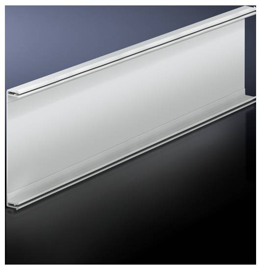 Eine silberne Metallschiene mit glatter Oberfläche, auf einem reflektierenden, dunklen Hintergrund platziert.