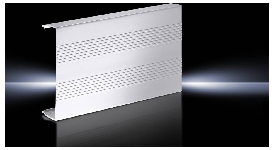 Metallisches Profil mit horizontalen Rillen auf schwarzem Hintergrund, dient als Bauelement oder Verkleidung.