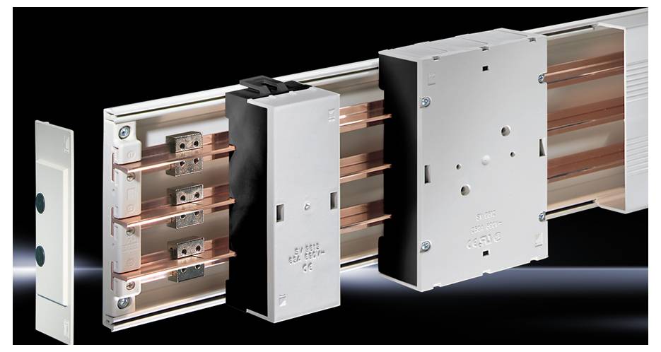 Ein offenes Kanalsystem mit Kupferschienen und Schaltgeräten, das die elektrische Energieverteilung in einer Anlage veranschaulicht.