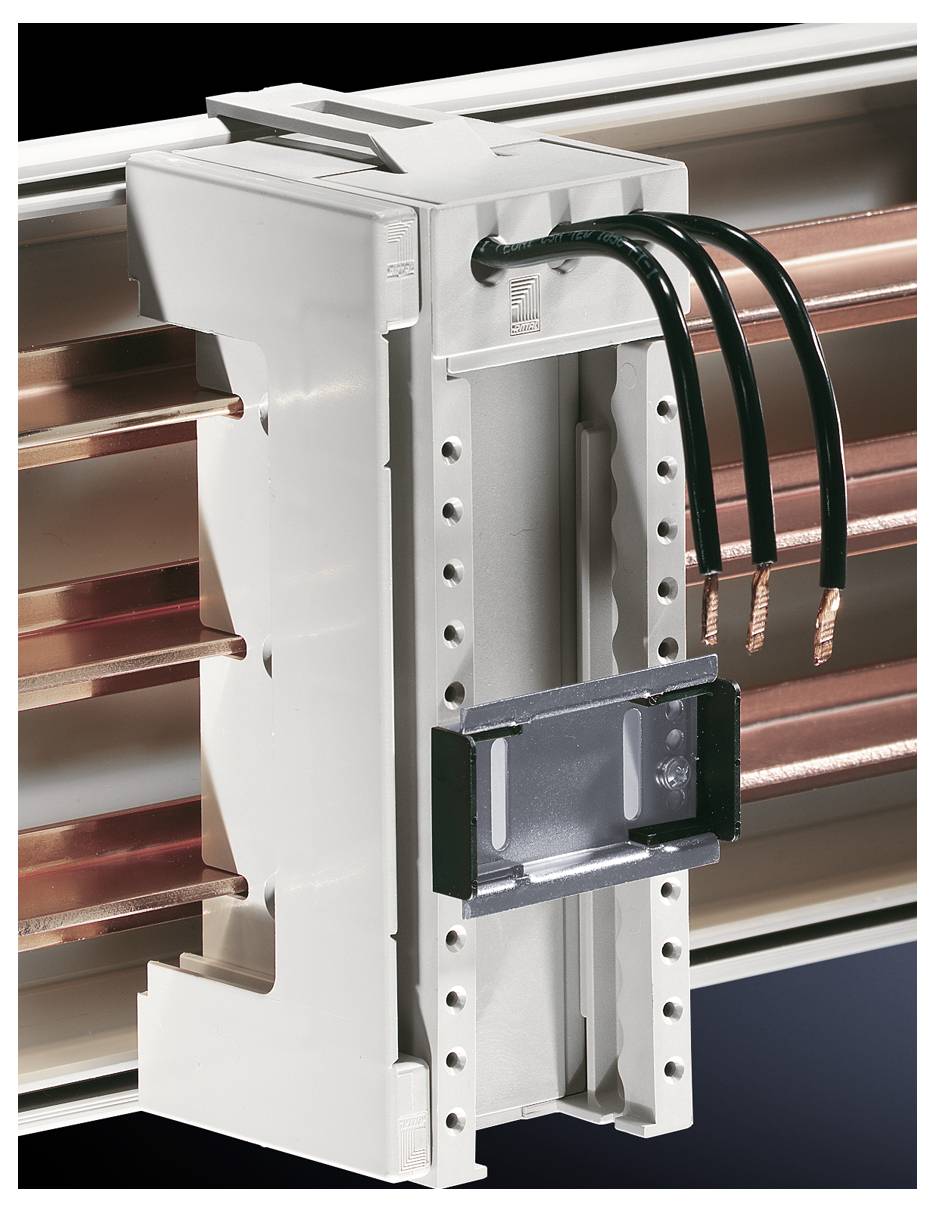 Elektrischer Anschlussblock mit drei schwarzen Kabeln, die an Kupferschienen befestigt sind. Gehäuse aus weißem Kunststoff.