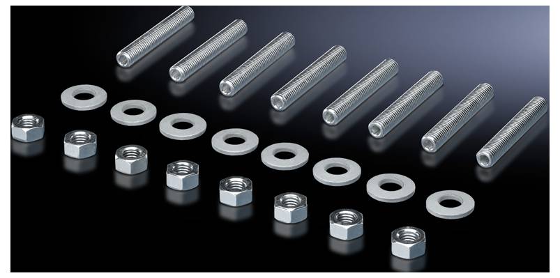 Schrauben, Muttern und Unterlegscheiben in einer Reihe angeordnet auf schwarzem Hintergrund. Sie sind aus silberfarbenem Metall.