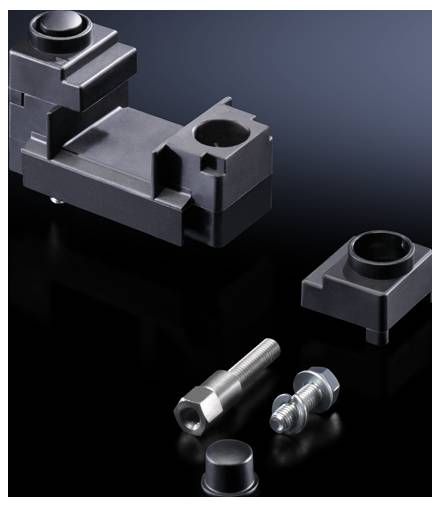 Montagezubehör aus Metall und Kunststoff auf schwarzem Hintergrund, bestehend aus Klemmen, Schrauben und Abdeckungen, zur Maschinenmontage.