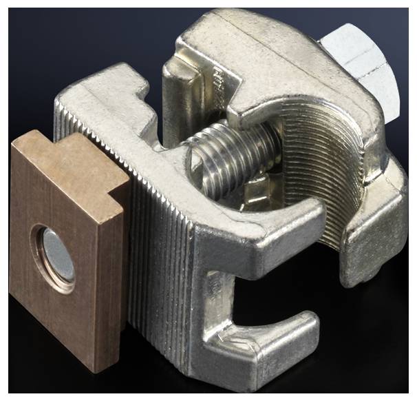 Metallklemme mit Schraubmechanismus, geeignet zur Verbindung elektrischer Leitungen, auf schwarzem Hintergrund.