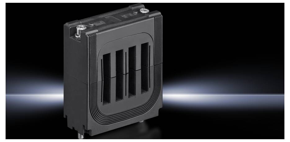 Schwarzes, rechteckiges elektronisches Gerät mit Lüftungsschlitzen vor einem dunklen Hintergrund, möglicherweise ein Gleichrichter.