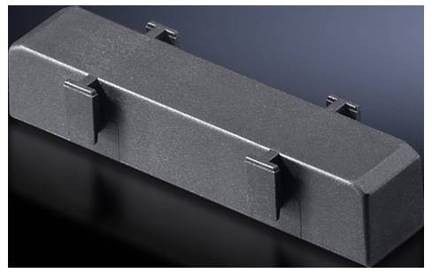 Ein schwarzes, rechteckiges Bauteil mit zwei seitlichen Haken und mehreren Clips zur Befestigung auf einer Oberfläche.