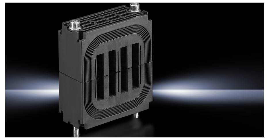 Schwarzes elektrisches Bauteil mit Kühlrippen und Schrauben auf dunklem Hintergrund, vor einer Lichtreflexion platziert.