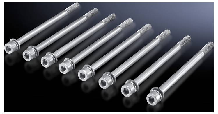 Acht lange, metallische Schraubbolzen mit Sechskantkopf, in einer diagonalen Anordnung auf dunklem Hintergrund.