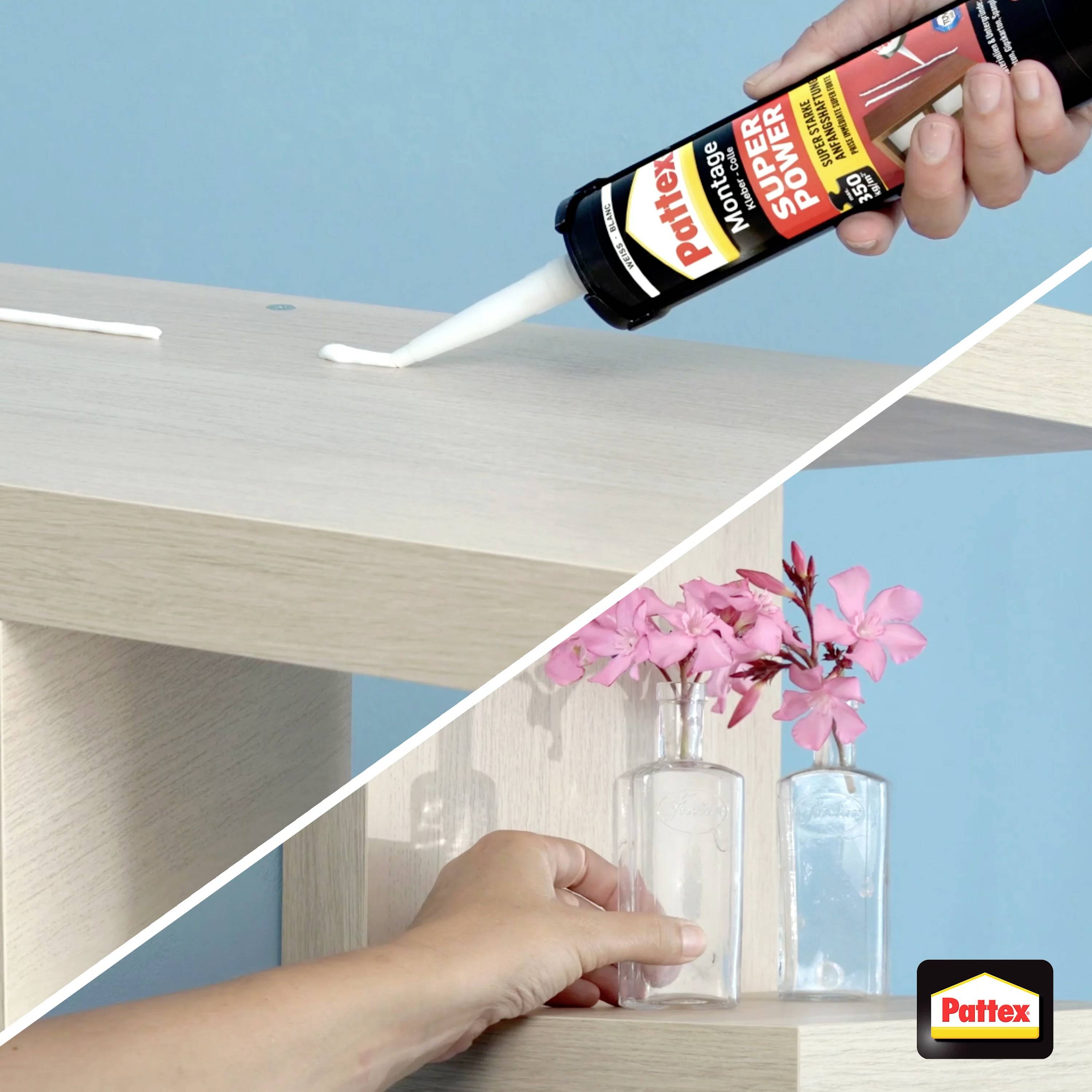 Eine Person verwendet einen Pattex-Montagekleber, um ein Regal an der Wand zu befestigen. Auf dem Regal stehen kleine Vasen mit rosa Blumen.