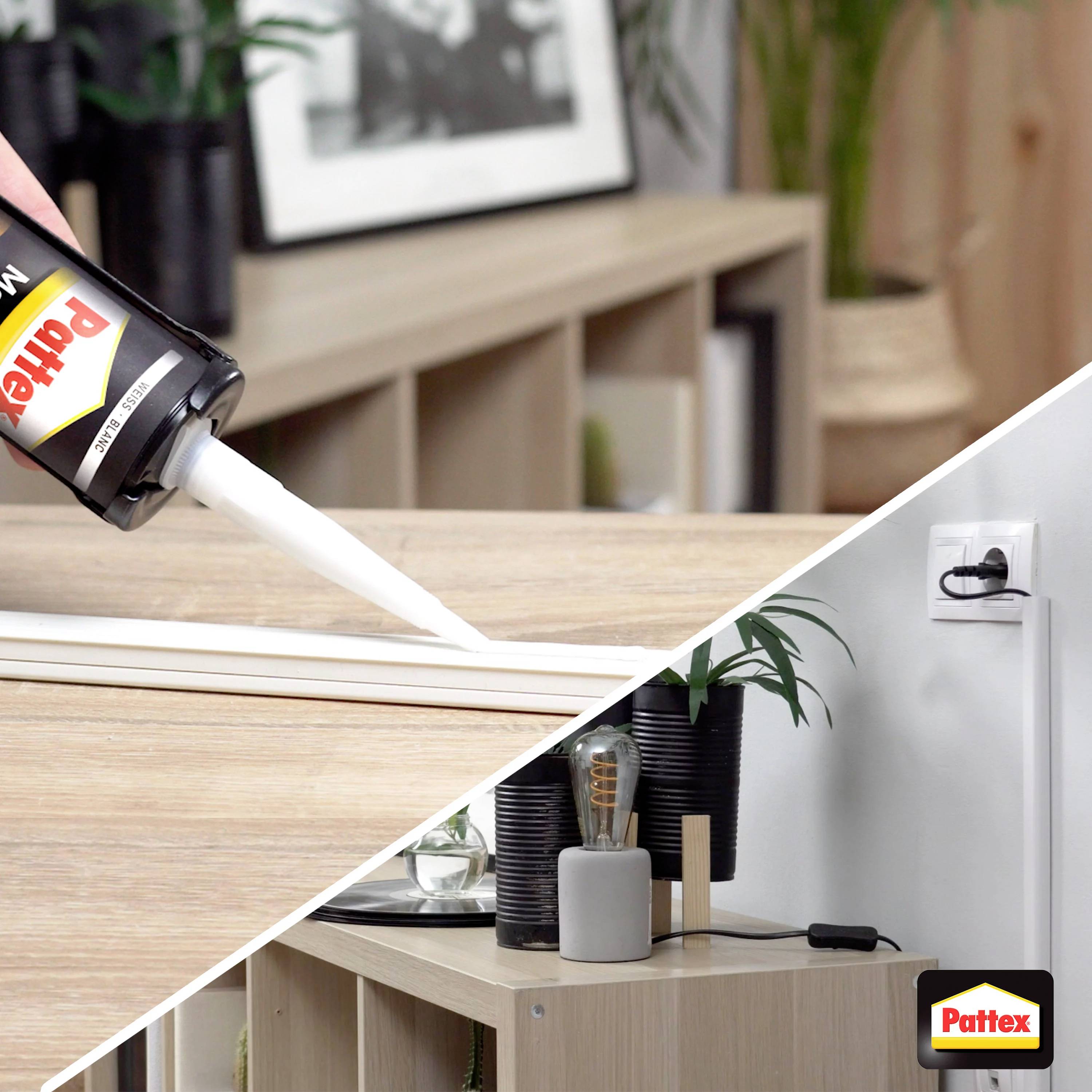 Eine Person dichtet eine Holzfläche mit einer Kartuschenpistole und Pattex-Material. Ein blauer Kreis markiert den Bereich.