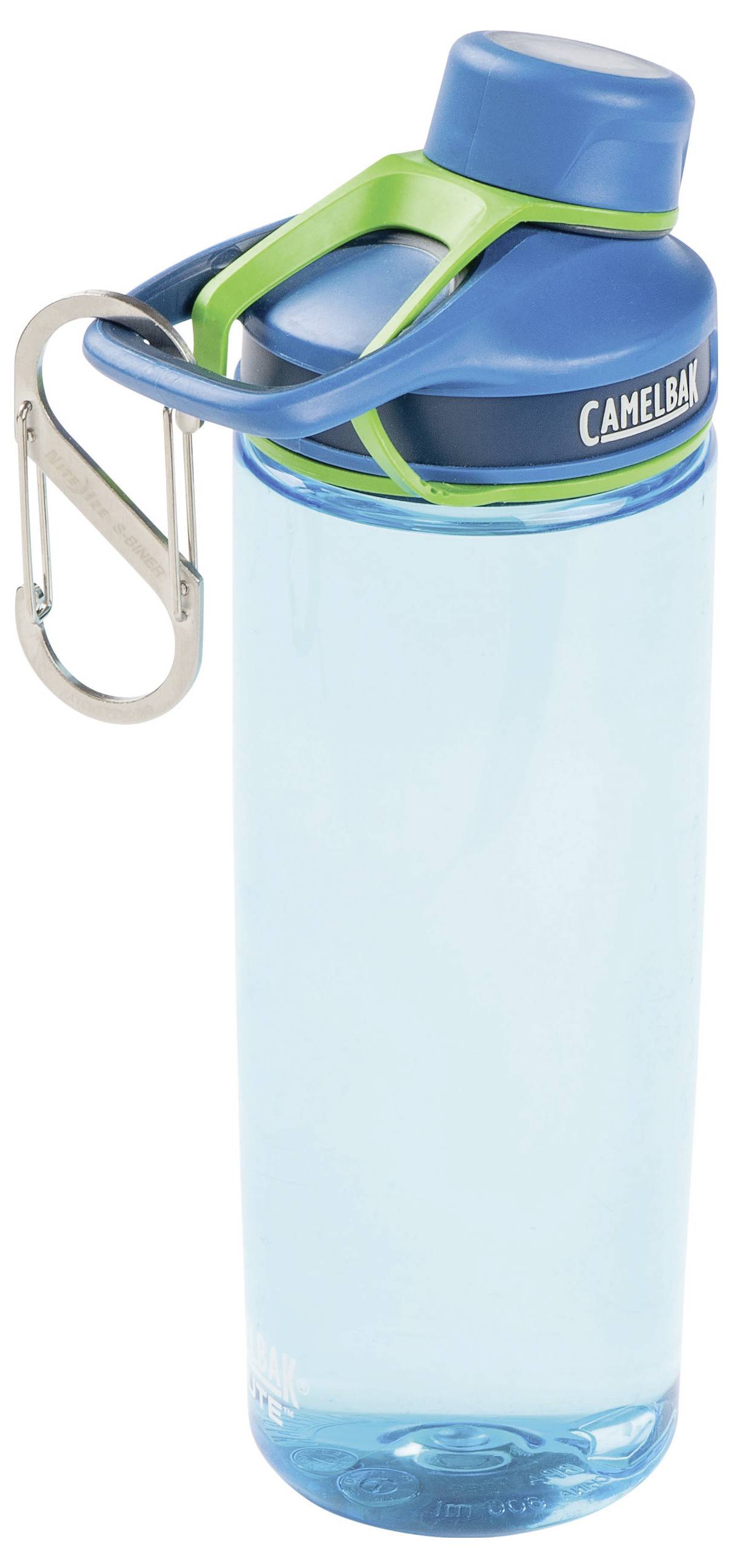 Eine blaue CamelBak Wasserflasche mit einem grün-blauen Deckel und einem Metallkarabiner zum einfachen Tragen.