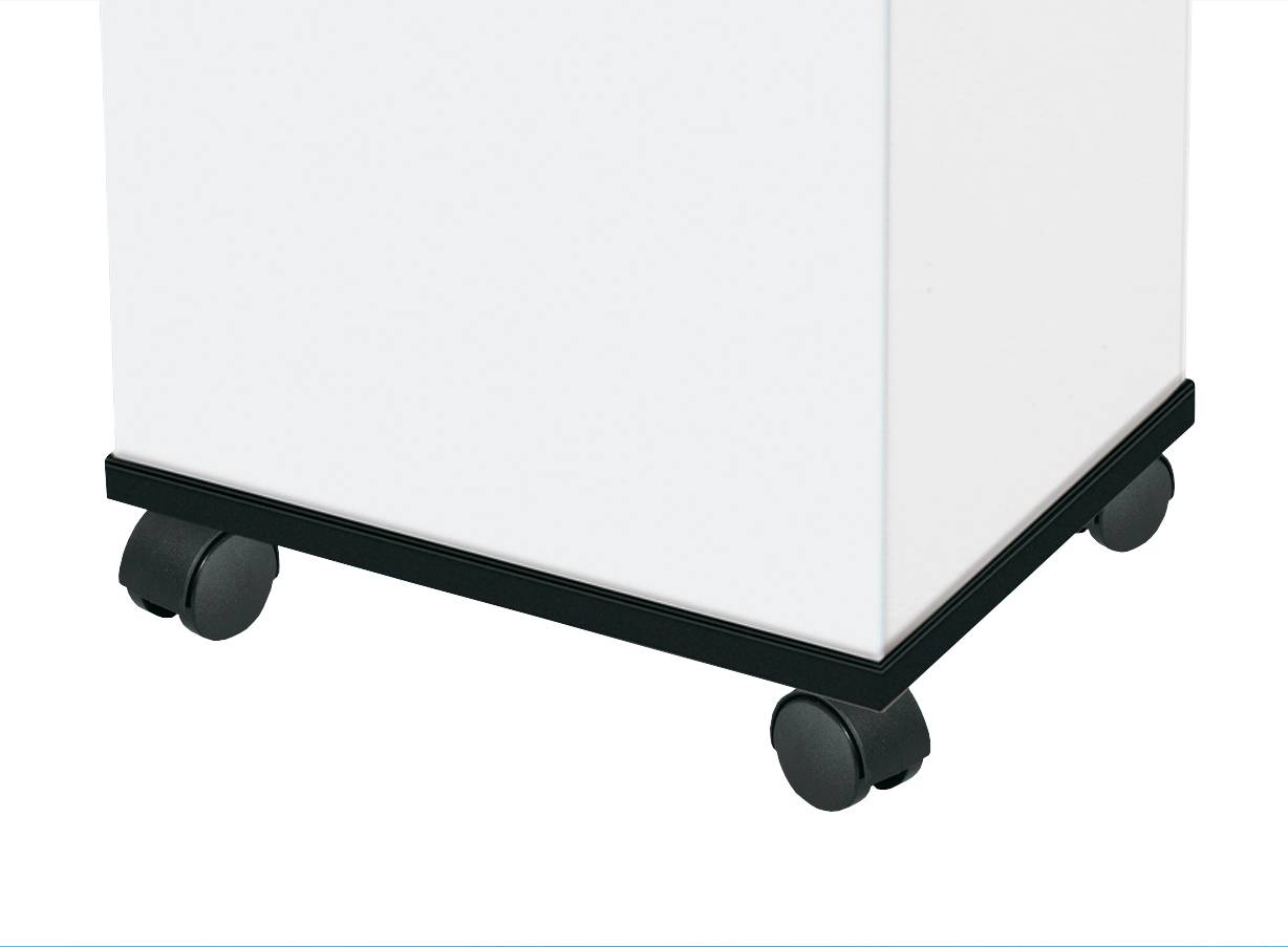 Weißer Schrank auf vier schwarz-runden Rollen.