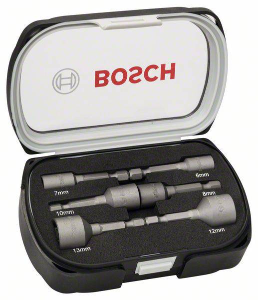 Ein Bosch-Steckschlüsselsatz in einer offenen schwarzen Box mit fünf Steckschlüsseleinsätzen in den Größen 6 bis 13 mm.