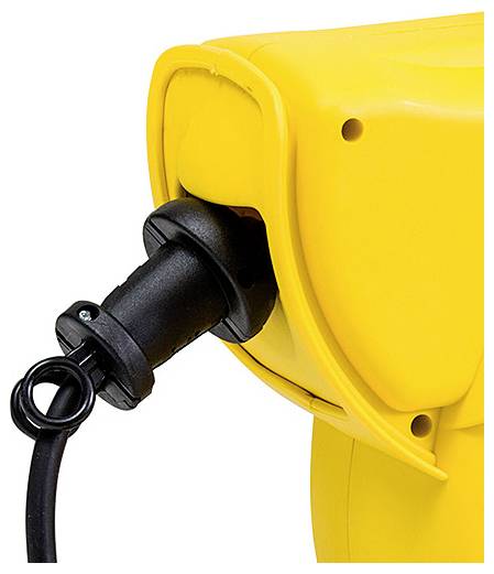 Eine Nahaufnahme einer gelben Steckdose für Elektrofahrzeuge mit einem schwarzen Stecker, der eingeführt ist und den Ladevorgang verdeutlicht.