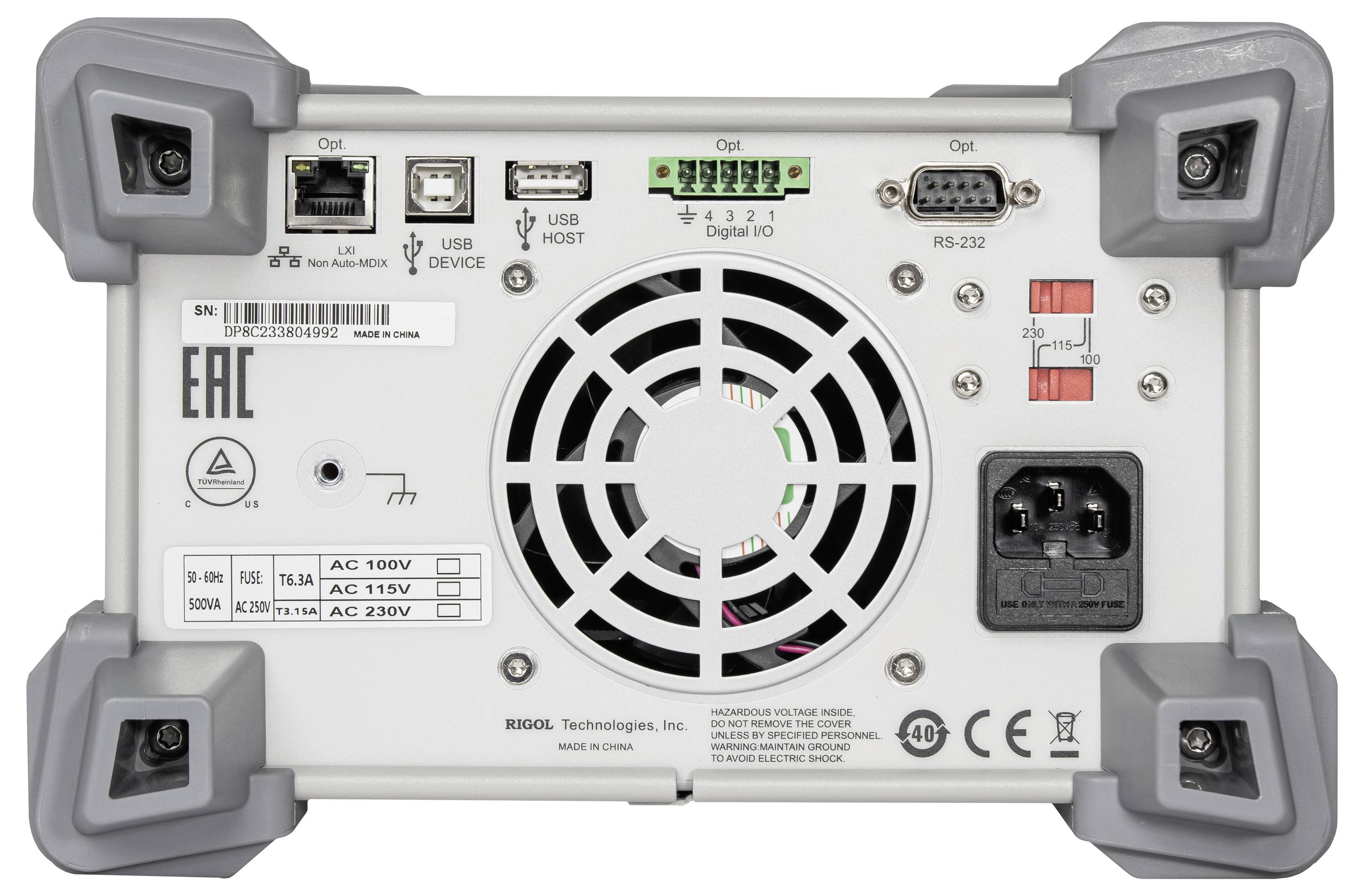 Die Rückseite eines elektronischen Geräts mit Anschlüssen: LAN, USB, Digital I/O, RS-232, Lüfter, Stromanschluss und Spannungsschalter.