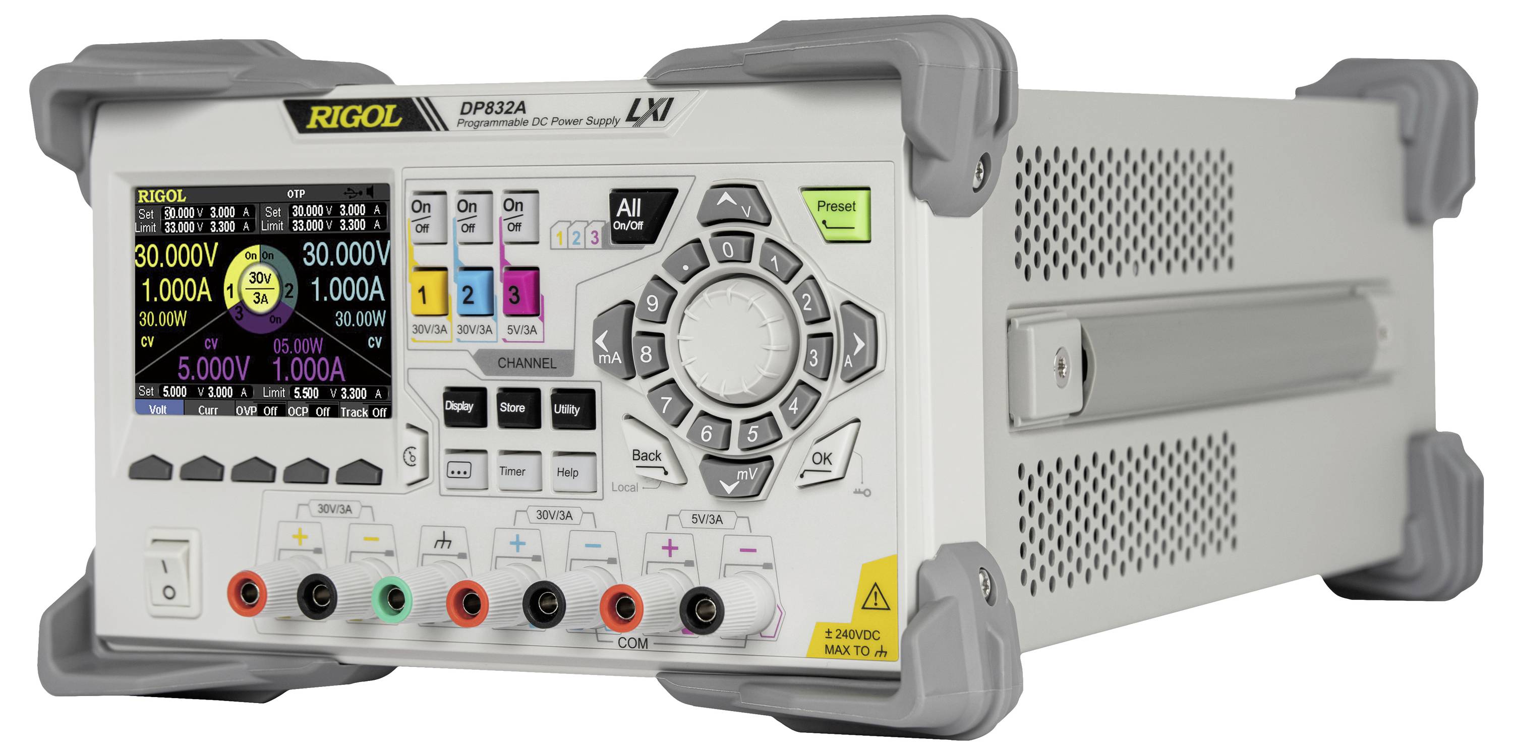 Ein Präzisionsnetzteil mit Display, Knöpfen und Anschlüssen zeigt Messdaten. Markenname 'Rigol', Modell 'DP832A' auf der Vorderseite.