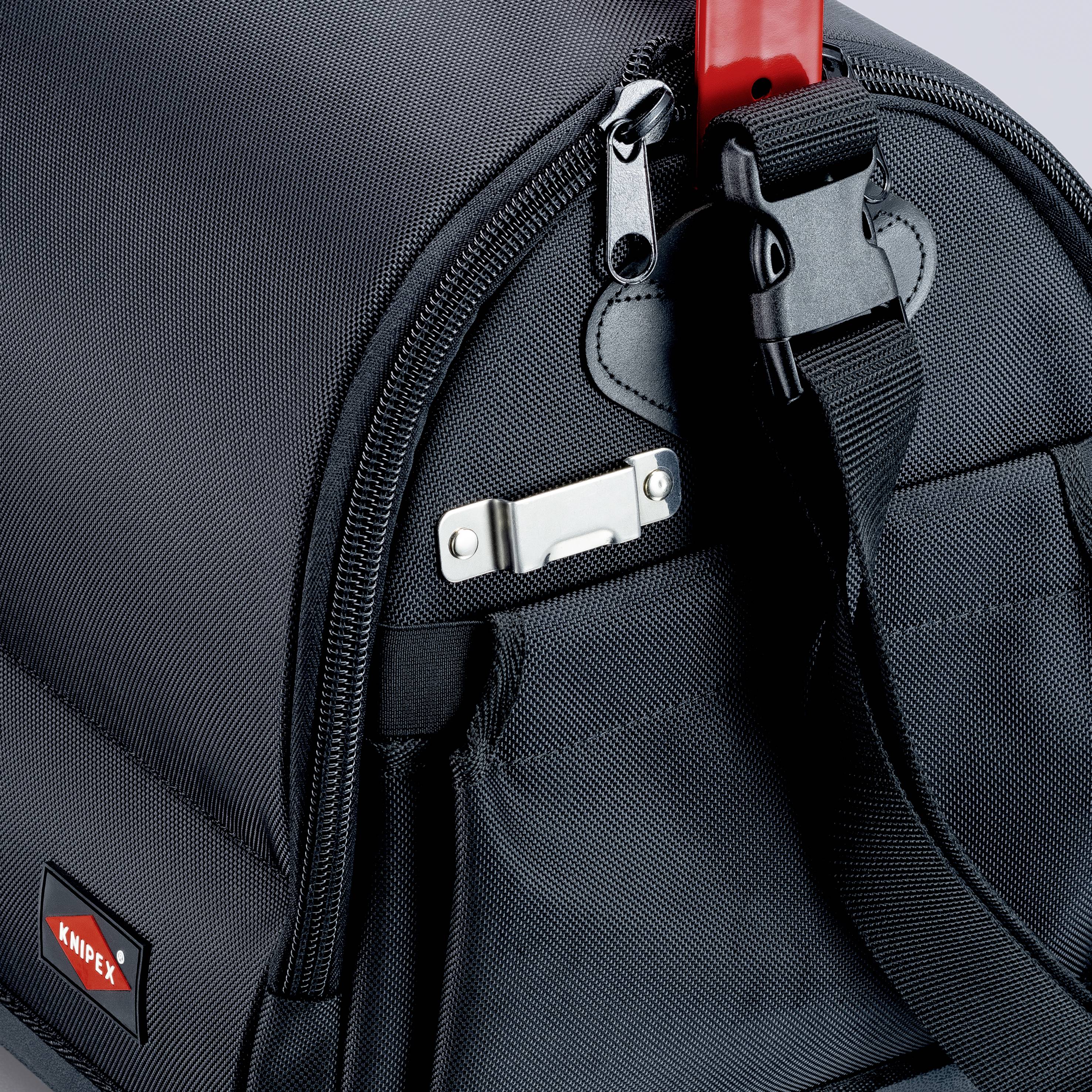 Schwarze Werkzeugtasche mit KNIPEX-Logo, robustes Material, roter Werkzeuggriff ragt heraus. Taschenseite mit Metallverschluss sichtbar.