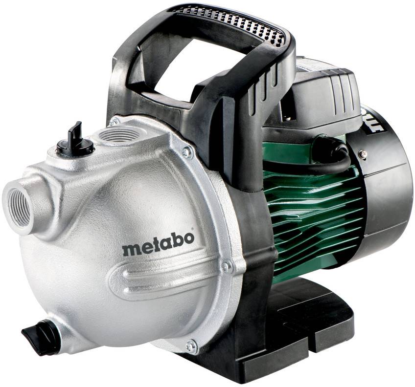 Tragbare Metabo Elektrowasserpumpe mit Griff, silbernem Gehäuse und schwarzgrüner Motorunterbau, dargestellt auf weißem Hintergrund.
