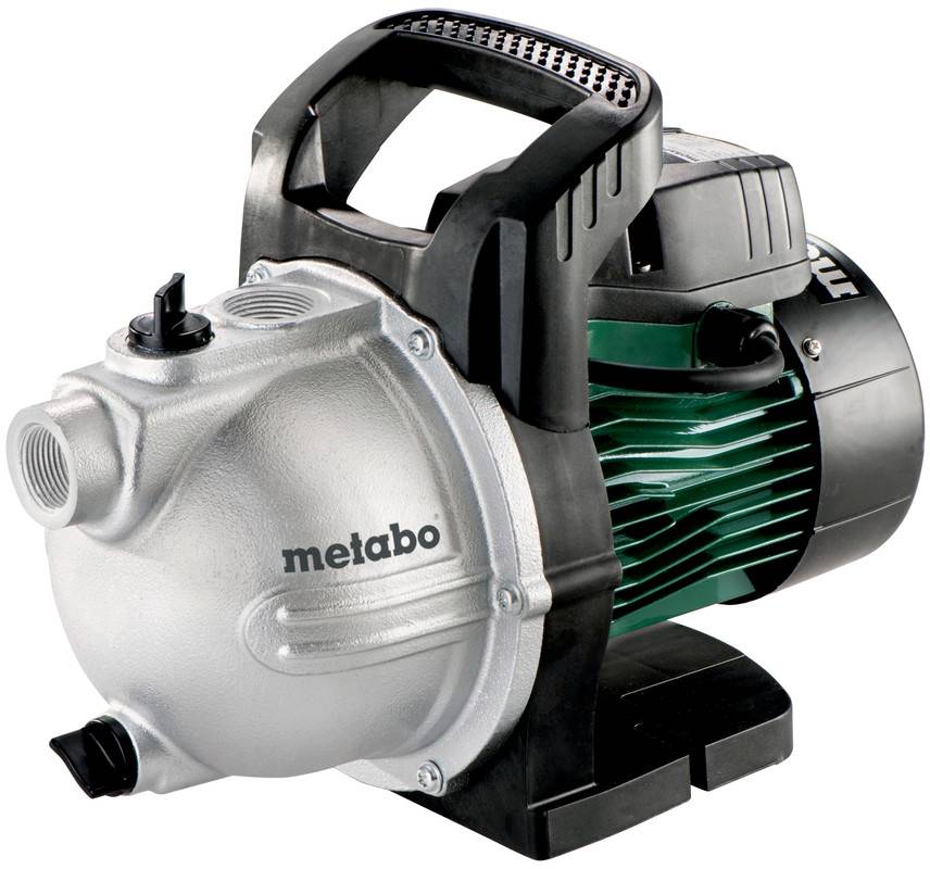Tragbare Metabo Elektrowasserpumpe mit Tragegriff, silbernem Pumpengehäuse und grünem Motor auf schwarzer Basis
