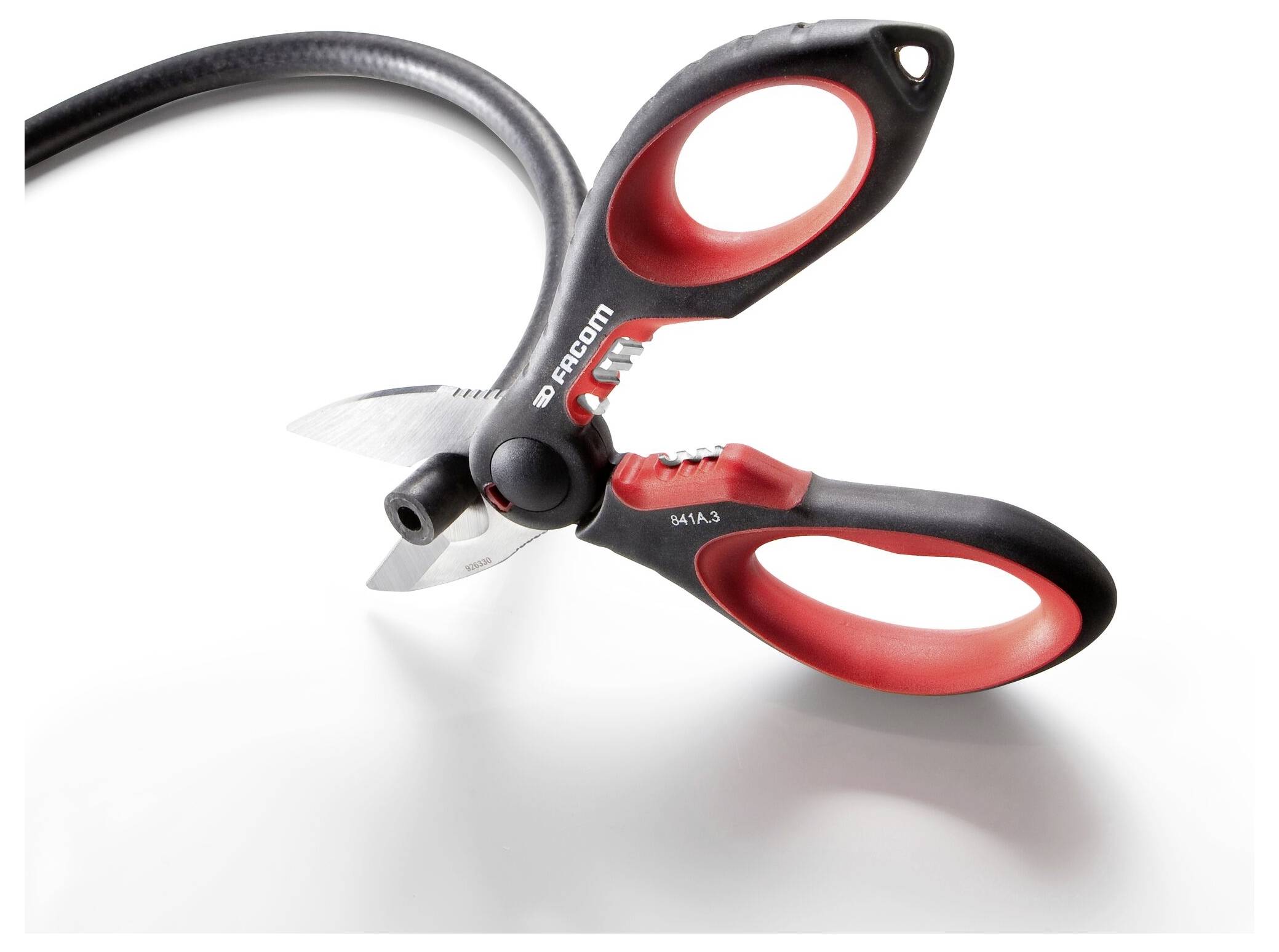 Eine rot-schwarze, ergonomische Gartenschere liegt auf einer glatten weißen Oberfläche. Ideal zum Schneiden von Ästen.