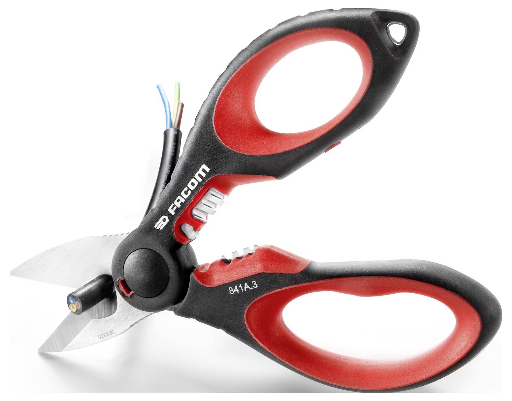 Schwarze und rote Kabelschere mit abgeschnittenem Kabel. Sie wird zum Abisolieren oder Schneiden von Drähten für elektrische Arbeiten verwendet.