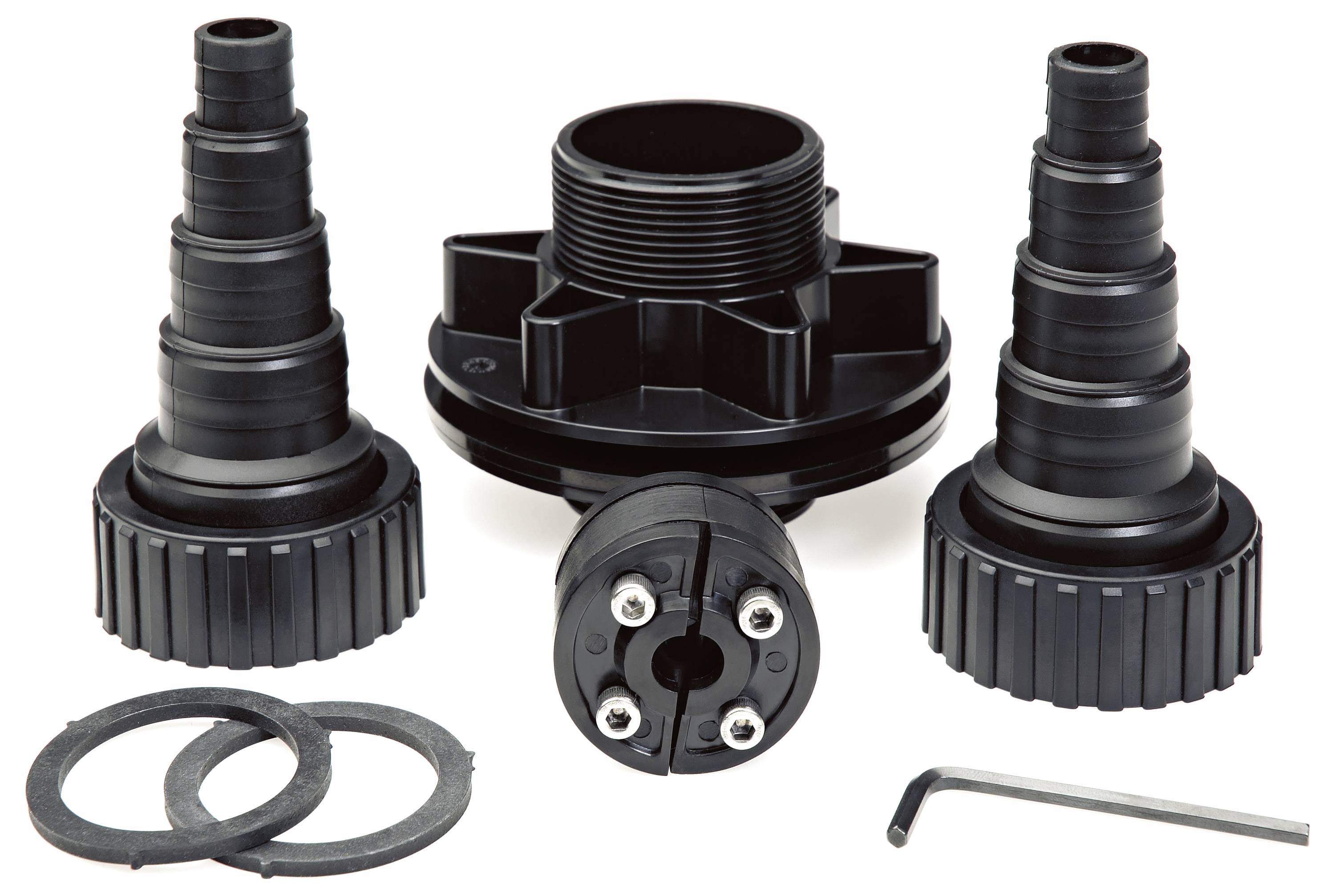 Ein Satz schwarzer Schlauchverbinder, Unterlegscheiben und ein Innensechskantschlüssel, die zum Anschließen von Schläuchen und Armaturen verwendet werden, wie auf einem weißen Hintergrund dargestellt.