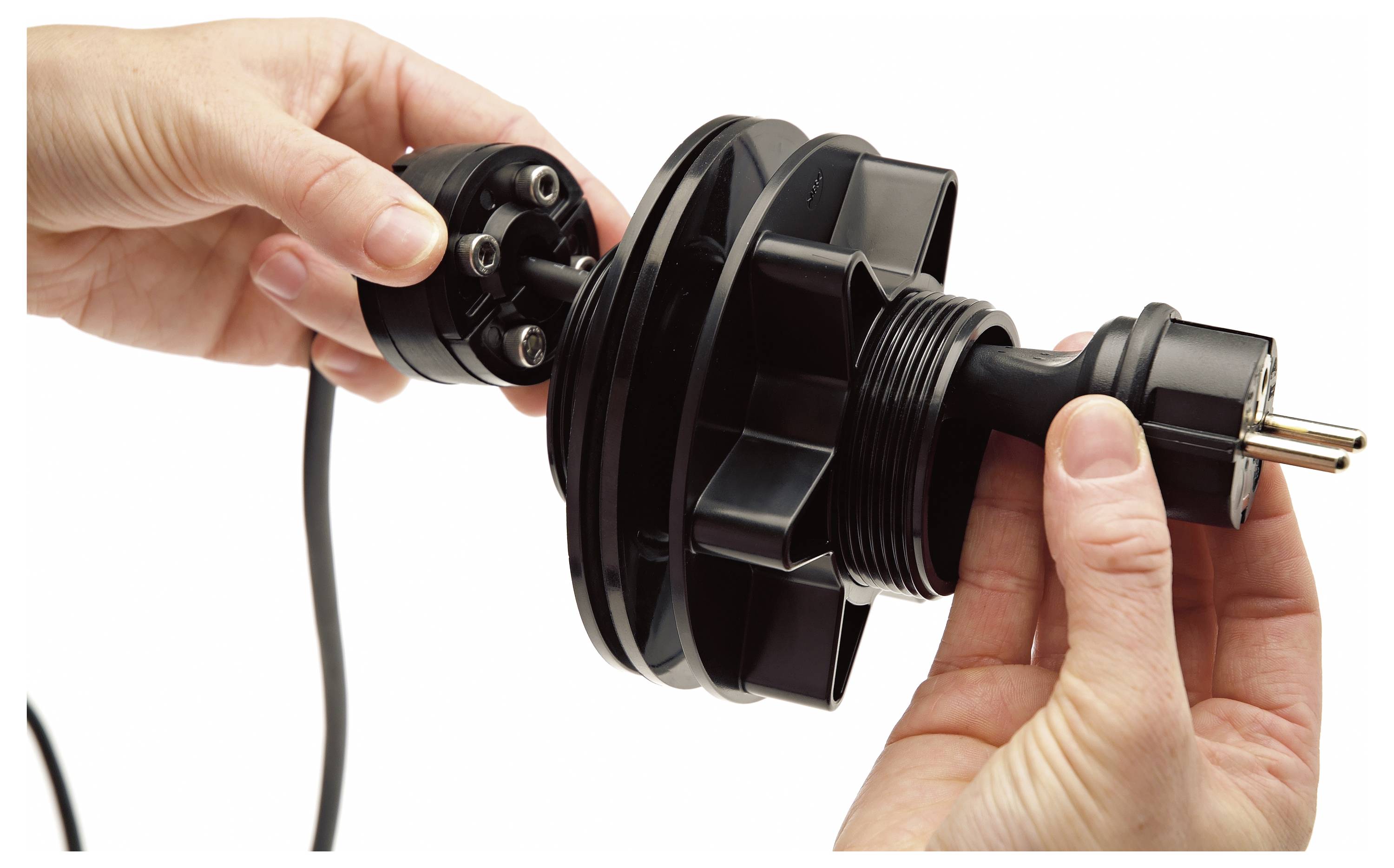 Zwei Hände, die einen elektrischen Steckverbinder zusammenbauen, indem sie Teile für die Verbindung ausrichten und dabei den Einrichtungsprozess des Geräts demonstrieren.