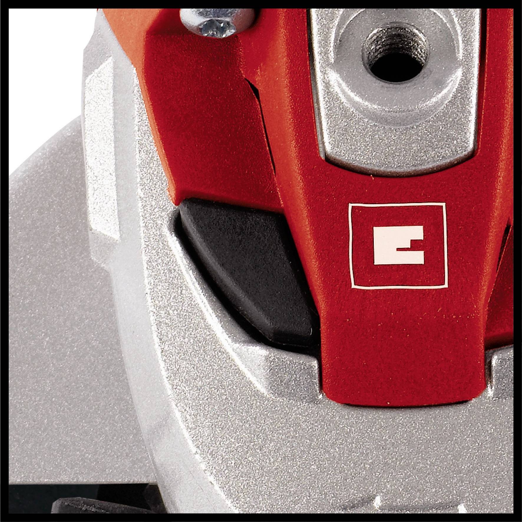 Nahaufnahme eines silbernen und roten Teils einer Maschine mit einem quadratischen Symbol.