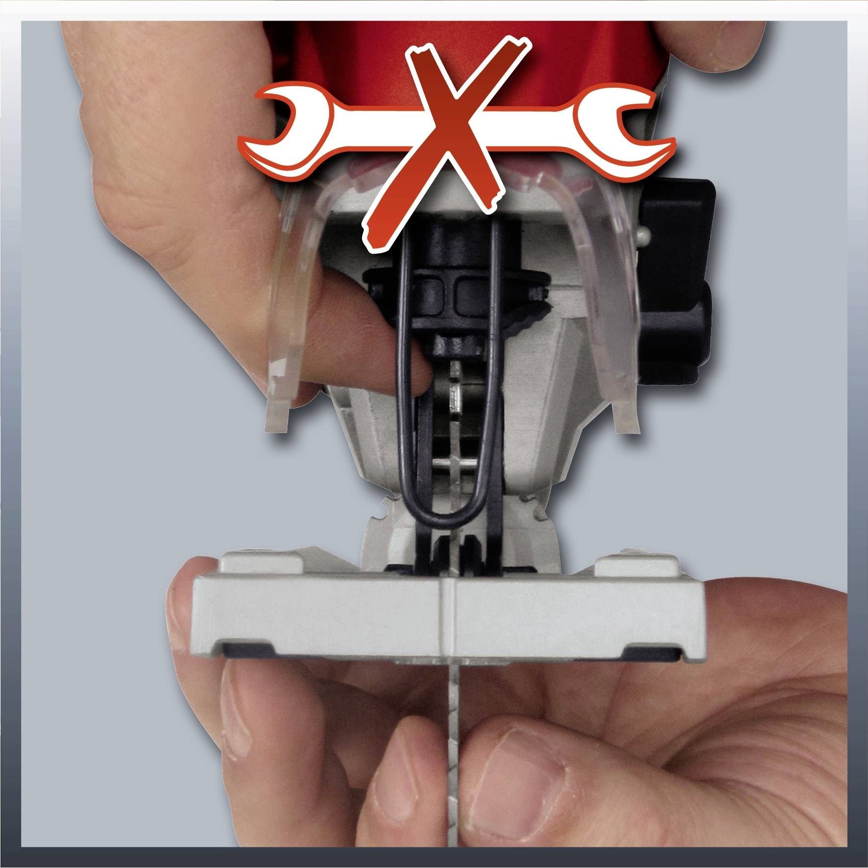 Nahaufnahme einer Hand, die ein rotes Elektrowerkzeug hält. Ein X-Symbol über gekreuzten Schraubenschlüsseln deutet auf einen Wartungshinweis hin.