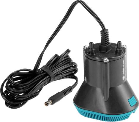 Eine schwarze elektrische Pumpe mit blauem Sockel und langem Kabel, geeignet für Garten oder Aquarium Nutzungen.