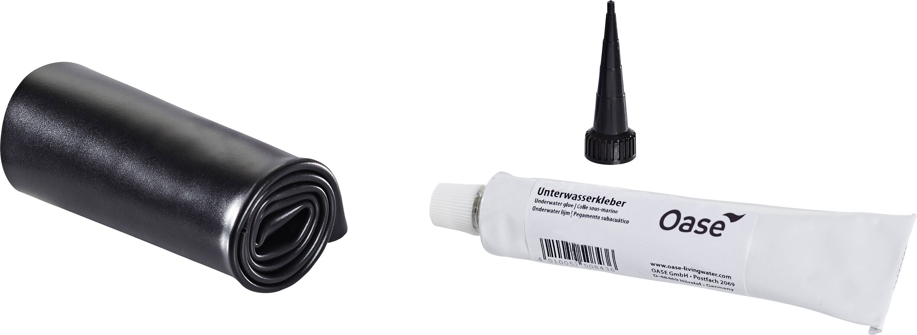 Eine aufgerollte schwarze Teichfolie neben einem weißen Rohr Klebstoff mit einer spitzen Ausgussöffnung.