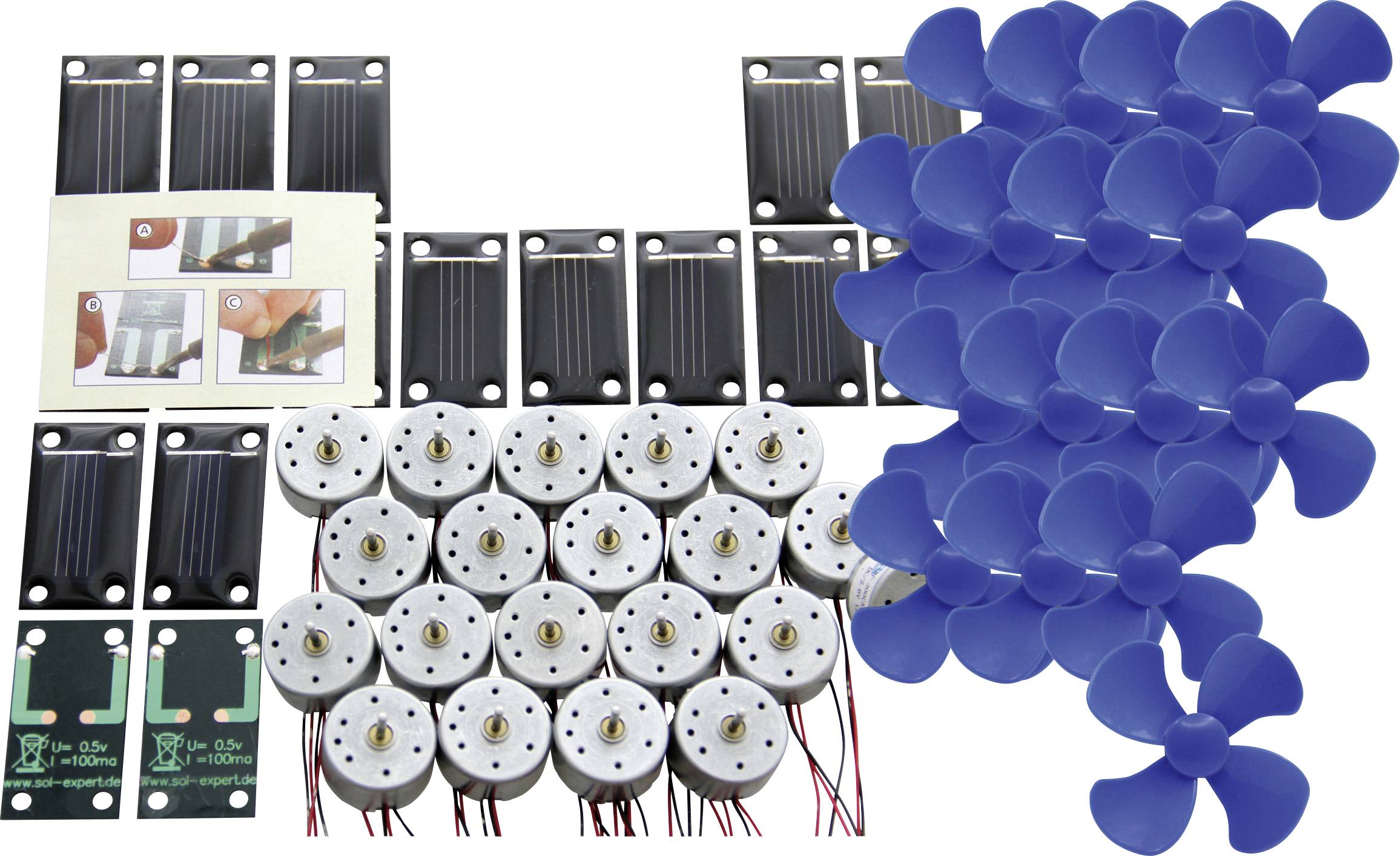 Sortierte mechanische und elektronische Komponenten auf weißem Hintergrund angeordnet, einschließlich Platten, Motoren und einer Ansammlung von blauen Propellern.