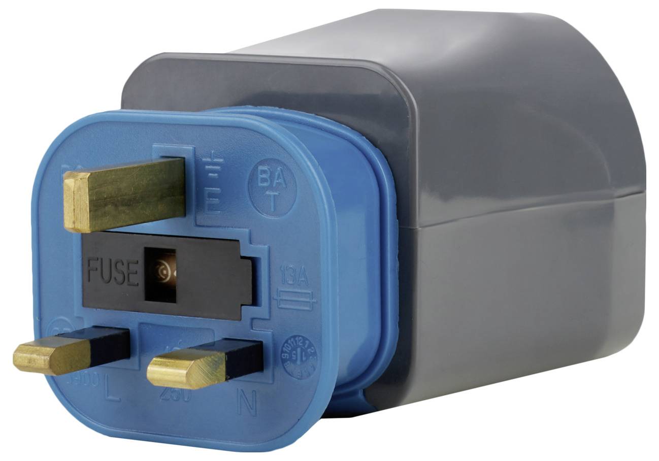 Nahaufnahme eines blauen Elektrosteckeradapters mit drei Messingkontakten und einem sichtbaren Sicherungsschlitz auf einem grauen Gehäuse.