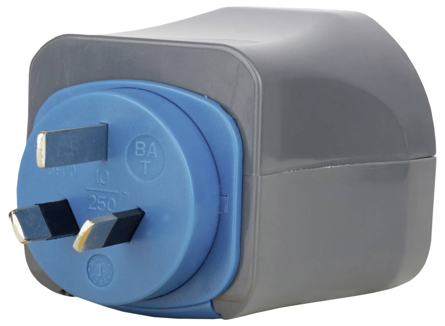 Nahaufnahme eines blau-grauen Elektrosteckeradapters mit drei Kontakten auf weißem Hintergrund.