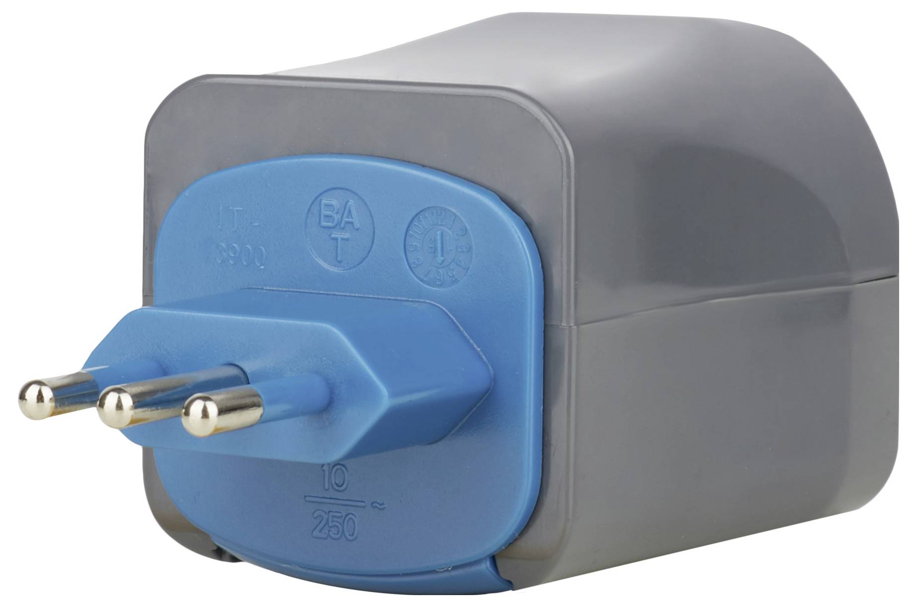 Grauer und blauer dreipoliger Elektrostecker-Adapter mit runden Kontakten, gezeigt auf weißem Hintergrund.