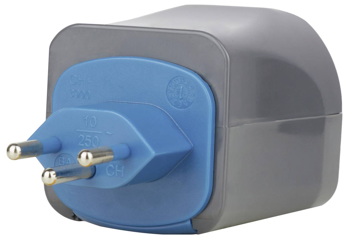 Blauer dreipoliger Stromstecker-Adapter mit grauem Gehäuse, in Nahaufnahme auf weißem Hintergrund dargestellt.