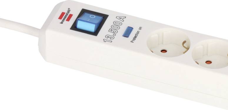 Weiße Steckdosenleiste mit zwei Steckplätzen und einem blauen Ein-/Ausschalter, Beschriftung '13.500 A' und 'Protection On'.