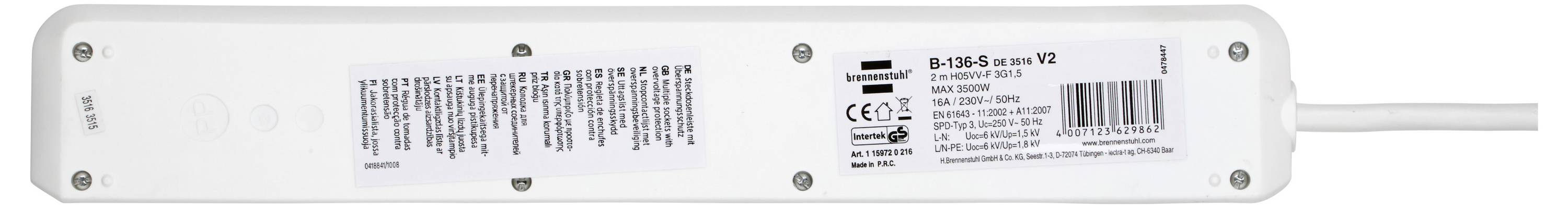 Weiße rechteckige Steckdosenleiste mit sechs Steckdosen und angebrachtem weißem Kabel, gezeigt von unten mit Produktetikett und Barcode auf der Unterseite.