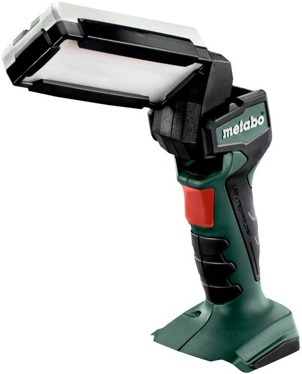 Kabelloses Arbeitslicht mit verstellbarem rechteckigem Lampenkopf und grünem Metabo-Griff, dargestellt auf weißem Hintergrund.