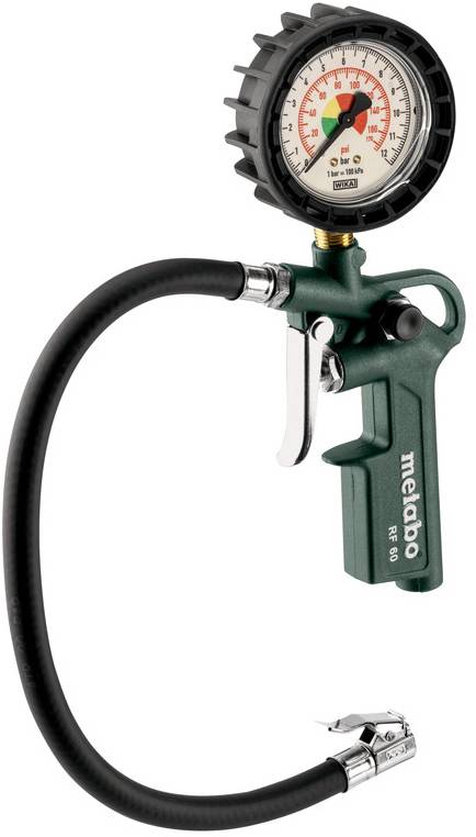 Tragbarer Reifenfüller mit Manometer und Schlauch sowie Schnellkupplung auf einem grünen Metabo-Werkzeug mit analoger Druckmesseinheit.