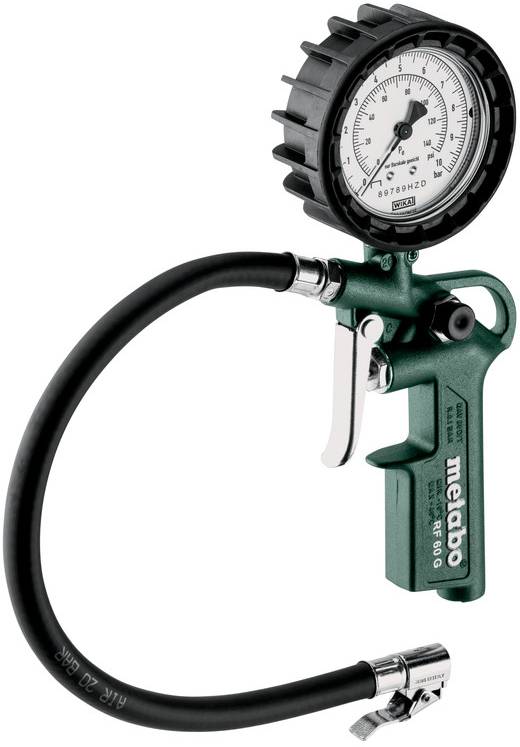 Analoges Reifendruckmessgerät mit Schlauch und Luftkupplung, das ein Druckmanometer auf einem grünen tragbaren Kompressorwerkzeug zeigt.