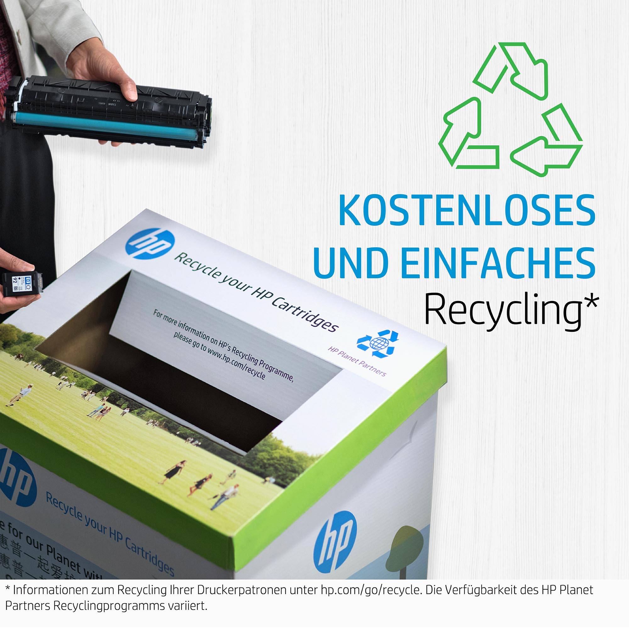 Mensch legt Druckerpatrone in eine HP-Recyclingbox. Text auf der Box: 'Recycle your HP cartridges'. Aufschrift: 'Kostenloses und einfaches Recycling'.