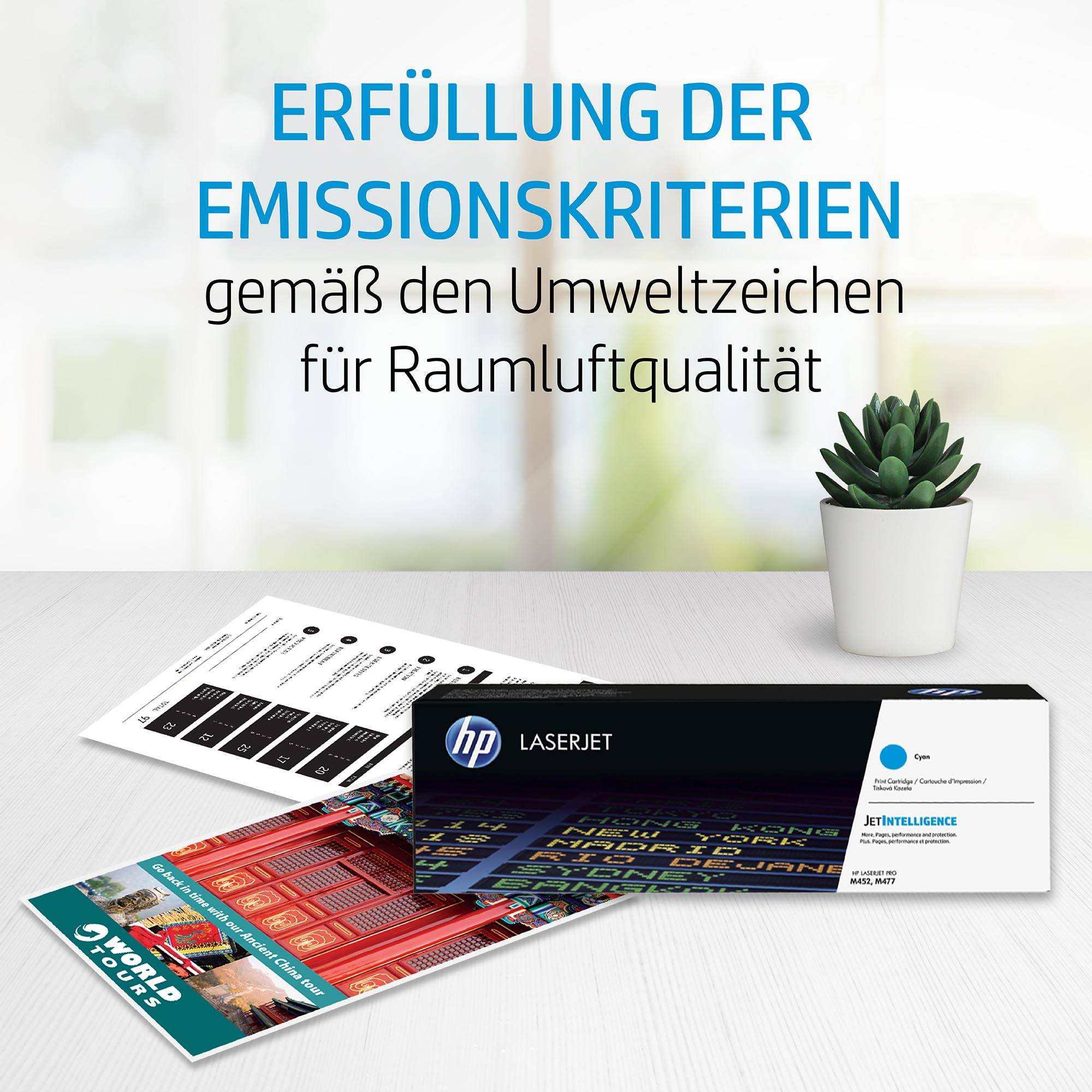 'Erfüllung der Emissionskriterien gemäß den Umweltzeichen für Raumluftqualität' steht über HP LaserJet-Kartons und Pflanzen.