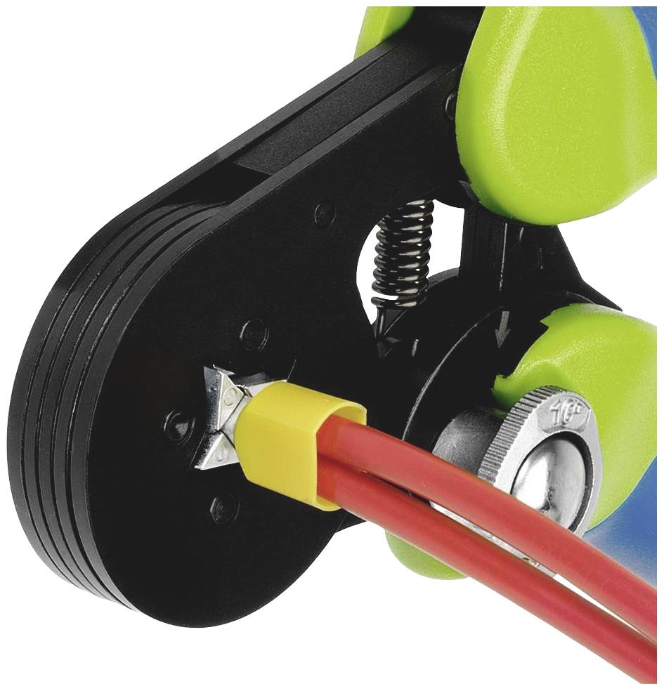 Nahaufnahme einer Abisolierzange, die rote und gelbe Kabel greift, mit grünem Griff und schwarzem Schneidmechanismus.