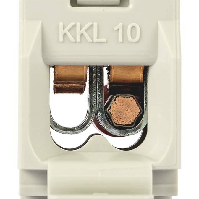 Ein elektrischer Anschlussblock mit der Aufschrift 'KKL 10', zeigt zwei Kupferkabelenden, die in einen weißen Kunststoffstecker eingesetzt sind.